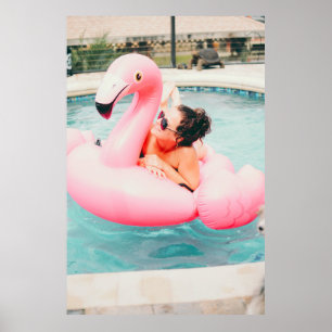 Poster Mulher com flamingo inflável rosa na piscina exte