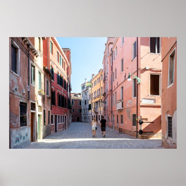 Poster Mulher de jaqueta preta caminhando na calçada em m (Frente)