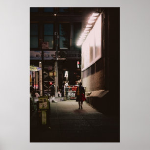 POSTER MULHER DE VESTIDO PRETO E VERMELHO CAMINHANDO AO L
