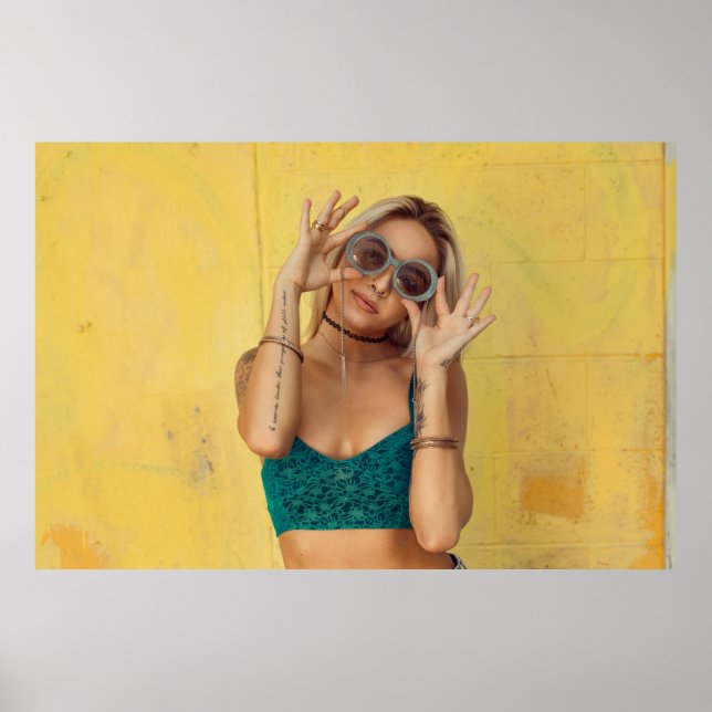 Poster Mulher em bralette azul segurando óculos de sol co (Frente)