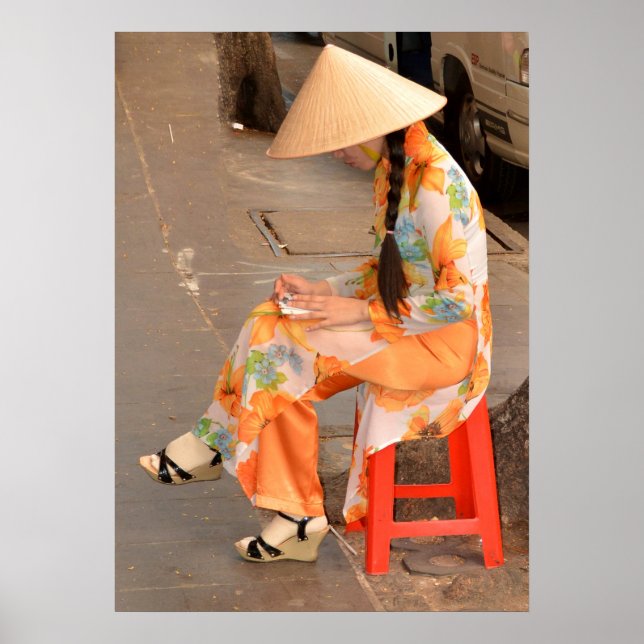 Póster Mulher em laranja e chapéu cônico (Frente)