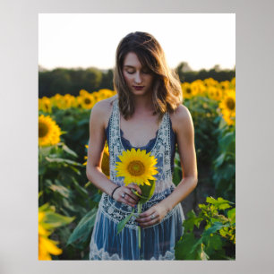 Poster Mulher em pé no campo de girassol