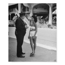 Mulher em um traje de banho ganhando bilhete