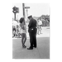 Mulher em um traje de banho ganhando bilhete