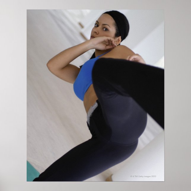 Poster Mulher executando artes marciais (Frente)