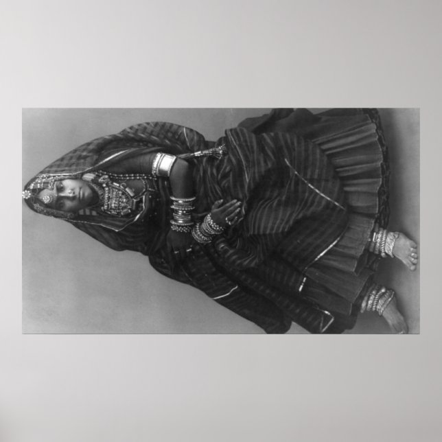 Poster Mulher indiana com vestida em tribunal e joia (Frente)
