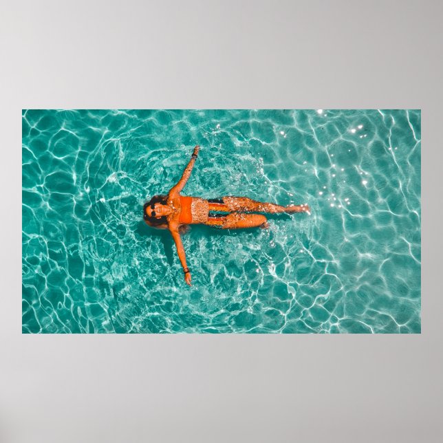 Poster Mulher nadando sozinha no corpo d'água (Frente)