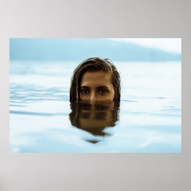 Poster Mulher no corpo da água pela manhã (Frente)