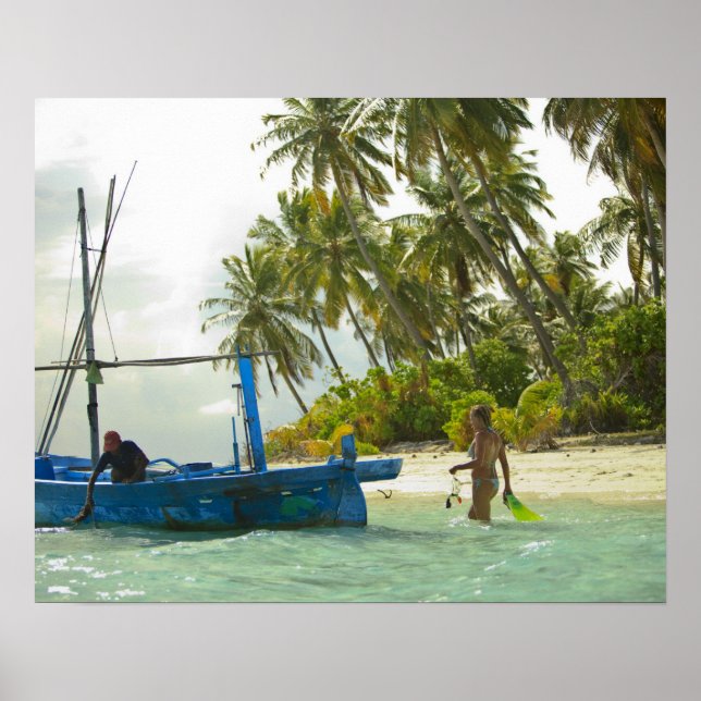 Poster Mulher num pequeno barco de pesca tradicional, (Frente)