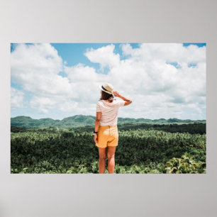 Poster Mulher parada perto das árvores
