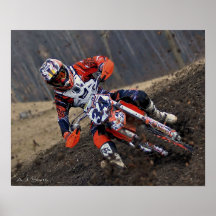 Mulher piloto de motocross na lama