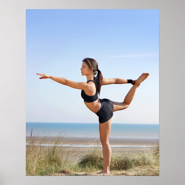 Póster Mulher praticando ioga na praia (Frente)