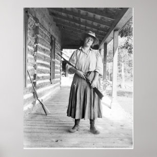 Póster Mulher que guardara um rifle em um patamar