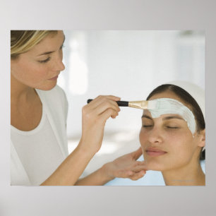 Póster Mulher que obtem a máscara da lama da beleza