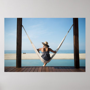 Poster Mulher que senta-se em um Hammock em um hotel