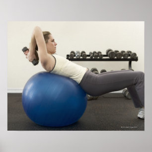 Poster Mulher que usa pesos da bola e da mão do exercíc