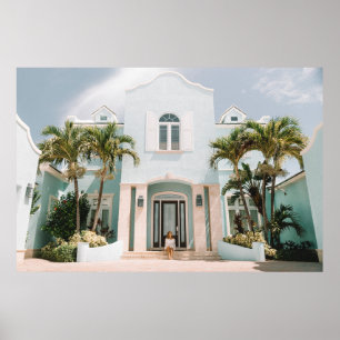 Poster Mulher sentada em frente ao prédio