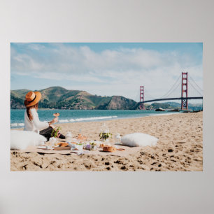 Poster Mulher sentada perto da costa enquanto olha para G