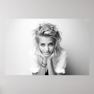 Poster Mulher sorridente com a cabeça nas mãos Foto B&W