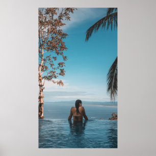 Poster Mulher vestindo torneira negra de biquíni nadando