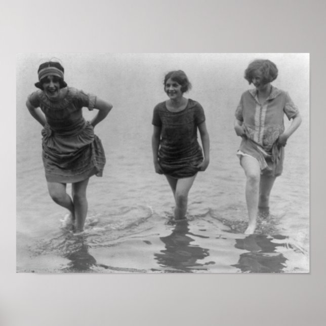 Póster Mulheres andando na praia de Arlington (Frente)