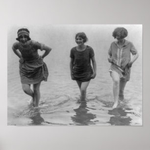 Póster Mulheres que vadeiam na fotografia da praia de