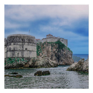 Póster Muros de fortaleza, costa rochosa e mar na Croácia
