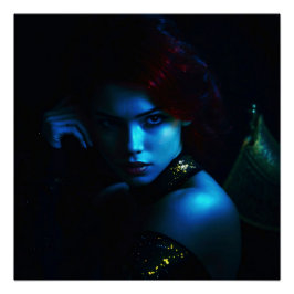 Póster Mystische Schönheit mit rotem Haar – Nachtporträt