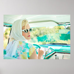 Poster Na moda de 1950, mulher a conduzir um automóvel c