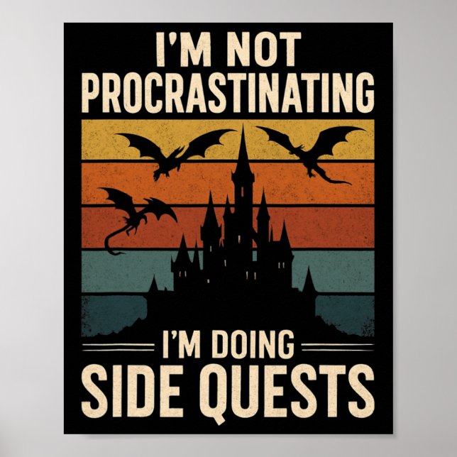 Poster Não Estou Procrastinando Estou Fazendo Missões Lat (Frente)