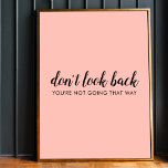 Poster Não olhe para trás | Uplifagem moderna, cor-de-ros<br><div class="desc">Design personalizado simples, na moda, "Não olhe para trás, você não está indo assim" com a tipografia moderna de scripts, num fundo cor-de-rosa escamoteado, num estilo minimalista de design, inspirado pela positividade e pelo futuro. O texto pode ser facilmente personalizado para adicionar seu próprio nome ou slogan personalizado para o...</div>