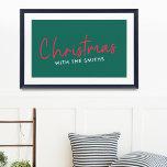 Poster Natal da família | Na moda Trendy Forest Green<br><div class="desc">Simples,  na moda,  "Natal com ()",  cita poster impressão de na tipografia moderna minimalista em vermelho festivo e branco sobre fundo verde. O design pode ser facilmente personalizado com o(s) seu(s) nome(s) familiar(s),  ano(s) ou com saudação especial para filmes de feriado super fofos!</div>