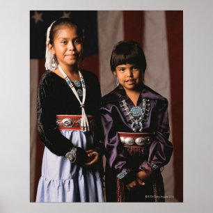 Póster Navajo Girls em Frente à Bandeira