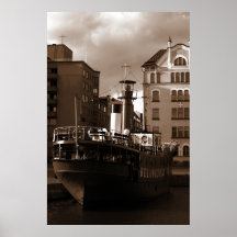 Navio De Aço Em Frente Às Casas