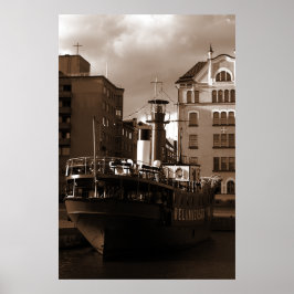 Poster Navio De Aço Em Frente Às Casas