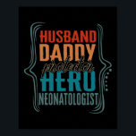 Poster Neonatologista Herói do Pai Marido<br><div class="desc">Dia de os pais Neonatologista Hero Neonatologista do Marido de Proteção do Pai Men d Gift. Presente perfeito para seu pai, mãe, pai, homens, mulheres, amigos e familiares no Dia de Ação de Graças, Dia de Natal, Dia de as mães, Dia de os pais, 4 de julho de 1776 Dia...</div>