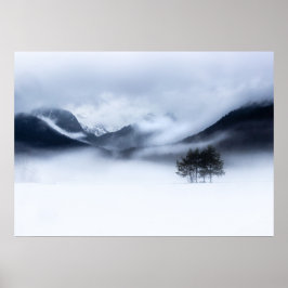 Poster Névoa, montanhas e árvore solitária no inverno