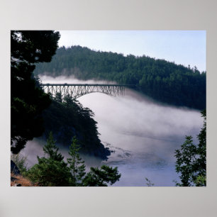 Poster Nevoeiro deriva sob a ponte Deception Pass em