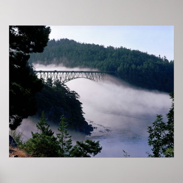 Poster Nevoeiro deriva sob a ponte Deception Pass em (Frente)