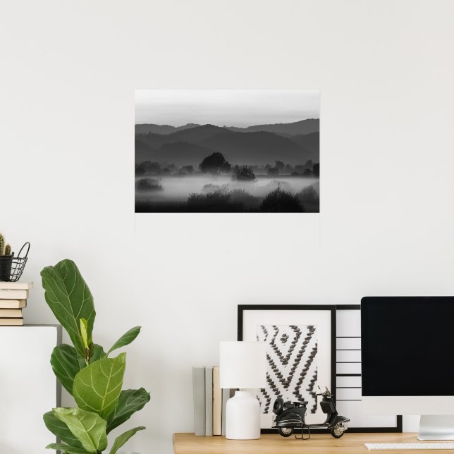 Poster Nevoeiro que atravessa o vale a preto e branco (Escritório em casa)