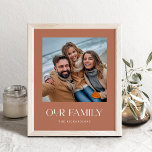 Poster Nossa Família | Terracotta Modern Text and Photo<br><div class="desc">Este poster moderno e elegante apresenta sua foto pessoal favorita,  além das palavras "nossa família" em tipografia única e na moda. Há também um ponto para adicionar seu sobrenome. Um olhar boho terracotta,  minimalista que vai combinar com qualquer estilo.</div>