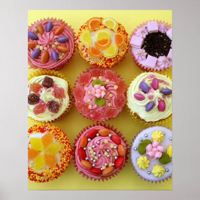 Poster Nove cupcakes decorados com doces em um (Frente)
