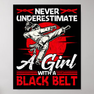 Poster Nunca Subestime Uma Garota Com Um Cinto Negro