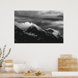 Poster Nuvens brancas sobre as montanhas escuras