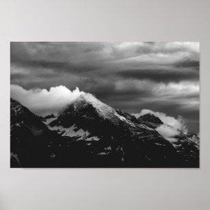 Poster Nuvens brancas sobre as montanhas escuras