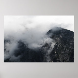 Poster Nuvens brancas sobre montanhas rochosas escuras