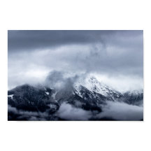 Nuvens cobrindo a montanha Storžič, Eslovênia