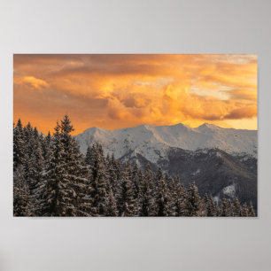 Poster Nuvens de laranja acima das montanhas e floresta d