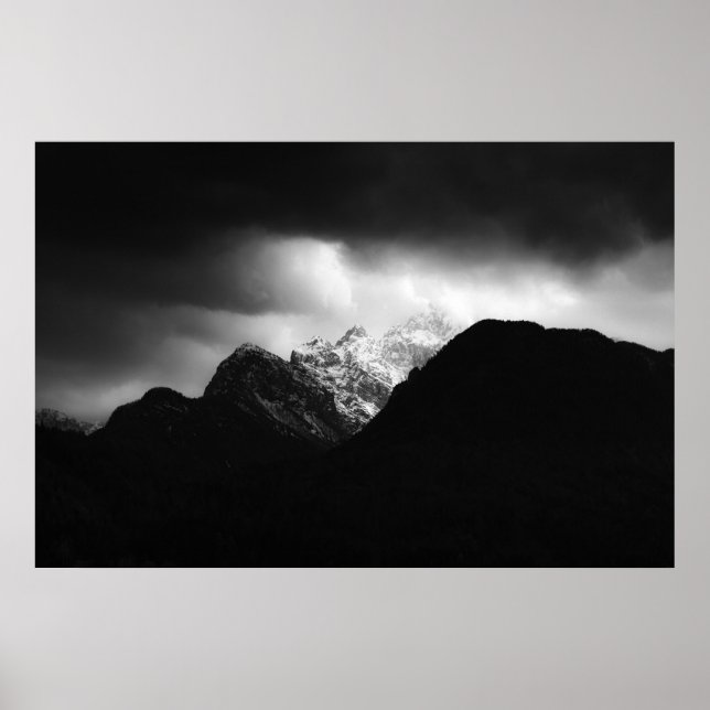 Poster Nuvens de tempestade e sol sobre montanhas (Frente)