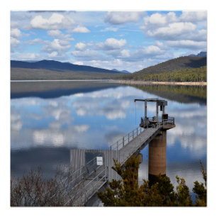 Póster Nuvens do Lago Bellfield em Água Estática